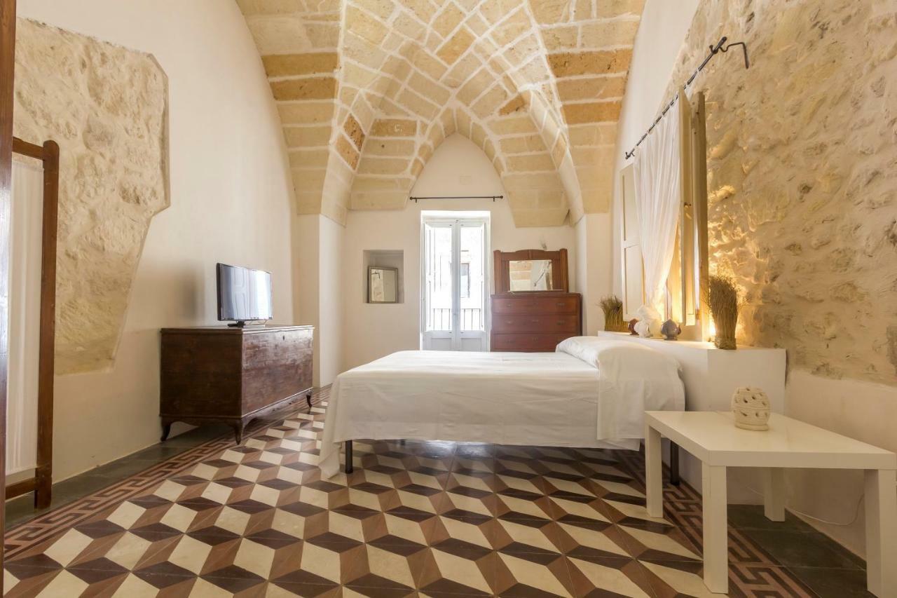Explore The Historic City On Foot From An Old Town House Lecce Exterior foto